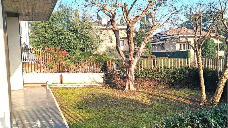 ELEGANTE CASA CON GIARDINO ED ACCESSO INDIPENDENTE